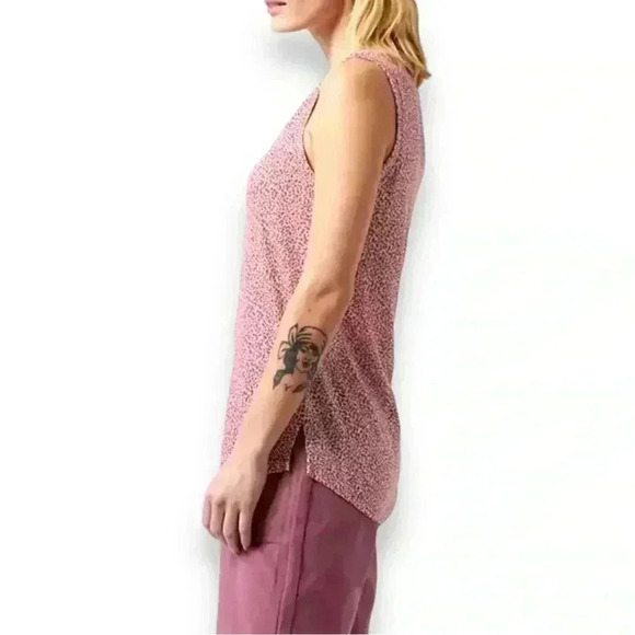 Athleta Women’s Medium Micro Cheetah Bashful Rose Sleeveless Breezy Tank Top - Picture 3 of 16